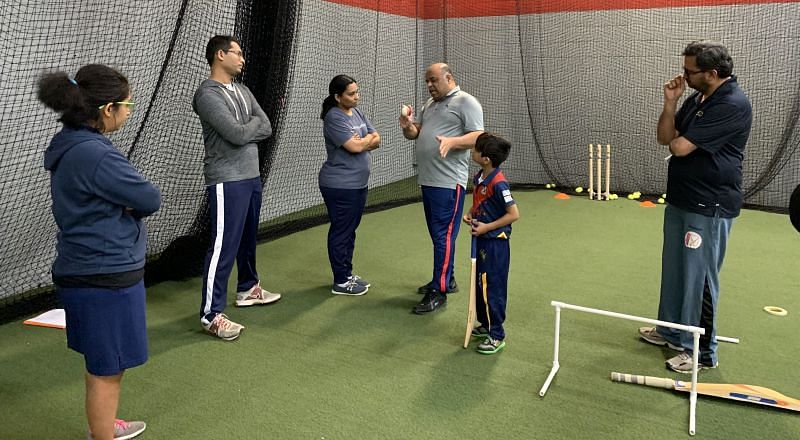 Kiruthika Subramanian - close look at Grip and variation, Mithila Moudgalya far left observing skill set