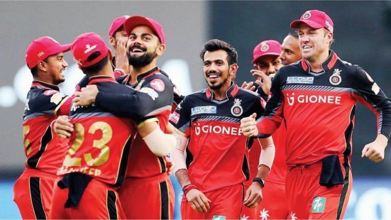 Kohli and his RCB teammates (picture courtesy: BCCI/iplt20.com)