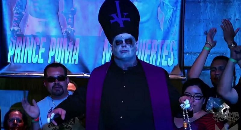 Vampiro on his way to a No DQ match with Pentagon Jr.