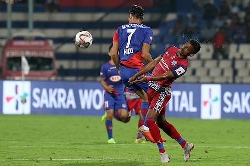 Jamshedpur's Raju Gaikwad in a tussle for possession with Miku of Bengaluru FC during their ISL 5 match