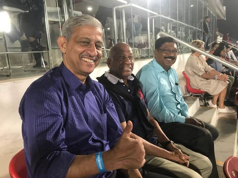 Flanked by hockey legends - MM Somaya (left) and Merwyn Fernandes (right)