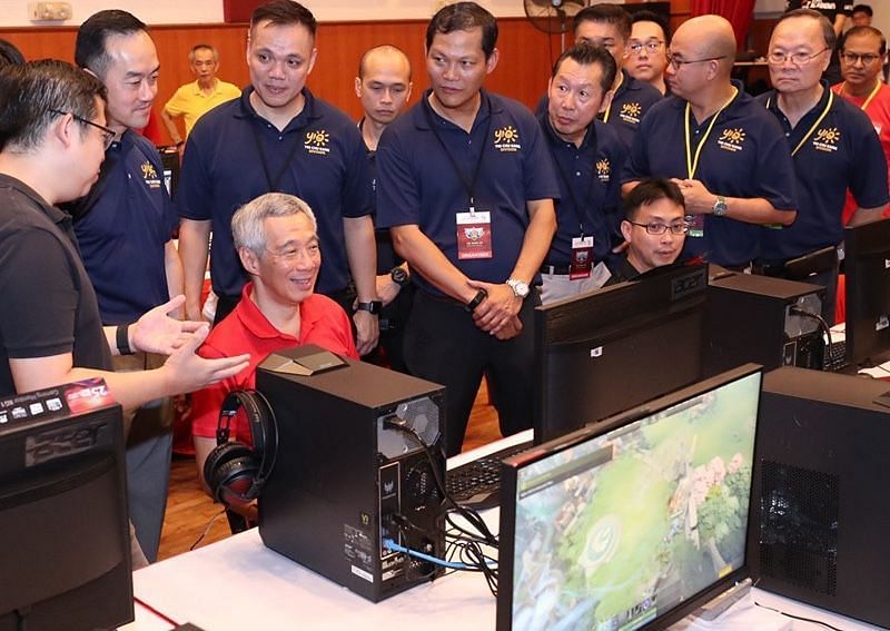 Prime Minister Lee Playing DOTA2 at the event