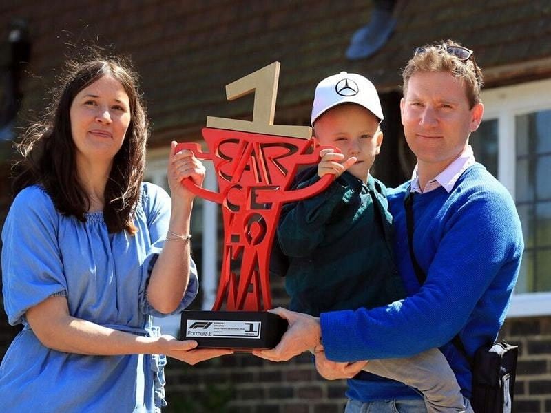 EThe little boy and his parents with Hamilton&#039;s Spanish GP winner trophy