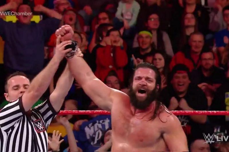 Would WWE give Elias a clean win over Roman Reigns?