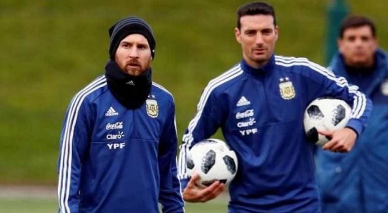 Messi alongside Argentina manager Lionel Scaloni during a training session