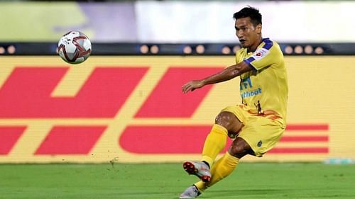 Seiminlen Doungel in Kerala Blasters colours