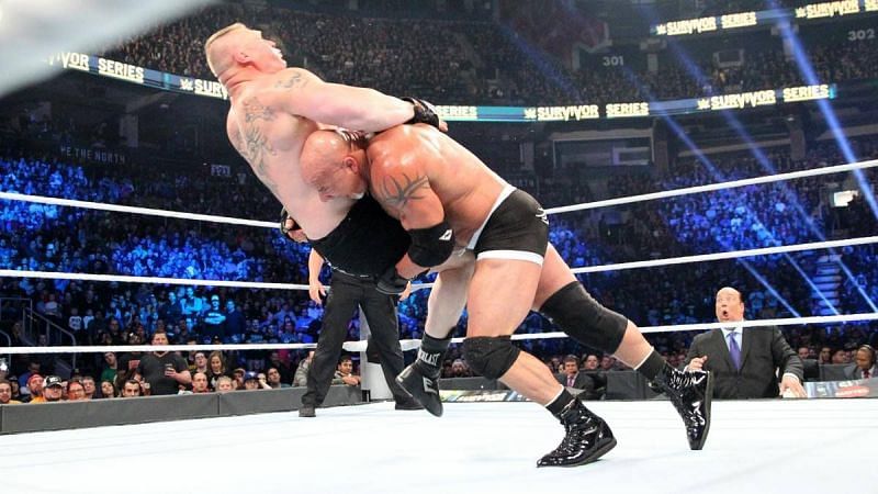 WWE रिंग में लड़ते हुए गोल्डबर्ग और ब्रॉक लैसनर