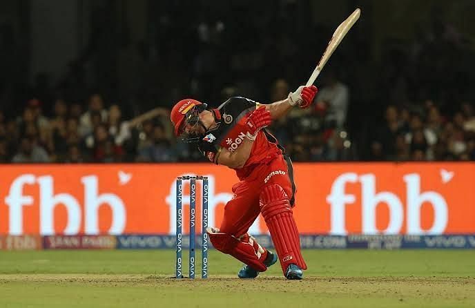 AB de Villiers successfully pulls off a one-handed six (picture courtesy: BCCI/iplt20.com)