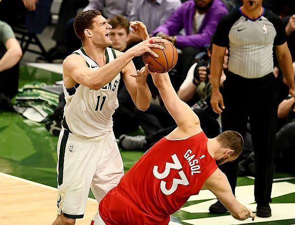 Brook Lopez in action against Marc Gasol and the Toronto Raptors