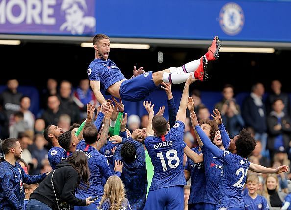 Gary Cahill lifted up by his teammates during Chelsea&#039;s last home game of the 2018-19 season