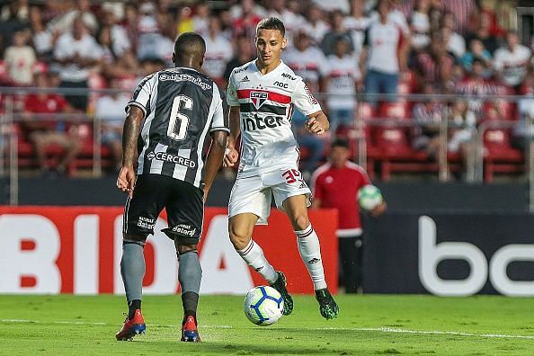 Sao Paulo&#039;s Antony uses his plethora of skills to trouble defenders