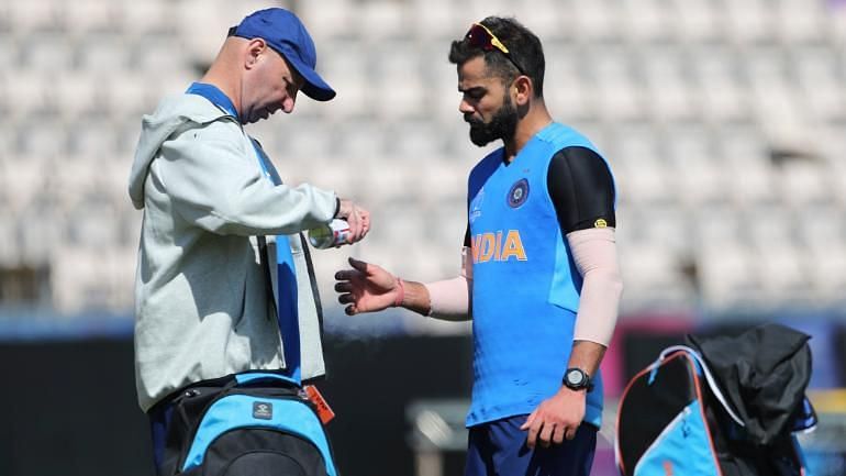 Team India&#039;s physiotherapist Patrick Farhart was seen applying spray on Kohli&#039;s right thumb