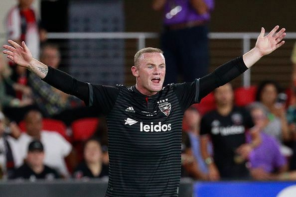Wayne Rooney scores astonishing goal from halfway line