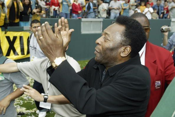 Pele waves to the crowd