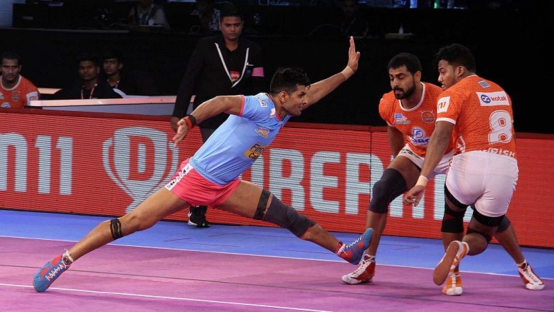 Deepak Niwas Hooda is seen raiding against the Puneri Paltan