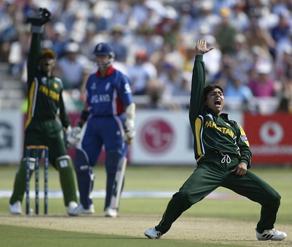 Saqlain Mushtaq of Pakistan appeals to the Umpire