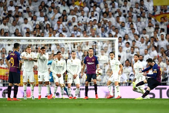 Lionel Messi taking a free kick against Real Madrid