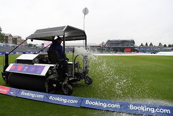 Pakistan v Sri Lanka - When this much water comes out of the field, you might as well go home