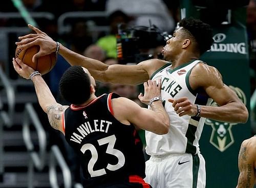 Giannis Antetokounmpo blocks Fred VanVleet