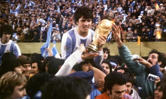 Daniel Passarella with the 1978 FIFA World Cup trophy