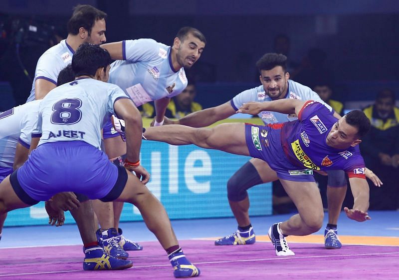 Meraj Sheykh attempting a raid in the Tamil Thalaivas&#039; half (Pic Courtesy - @ProKabaddi)