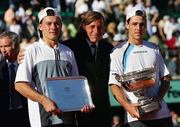 Gaudio poses with countryman Coria who finished runner-up in the 2004 French Open final