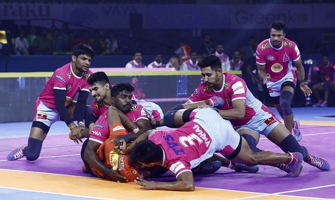 Jaipur Pink Panthers tackle Rohit Baliyan (Pic Courtesy - @Pro Kabaddi)