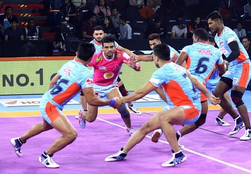 Jaipur Pink Panthers narrowly won against the Bengal Warriors in a close-called battle