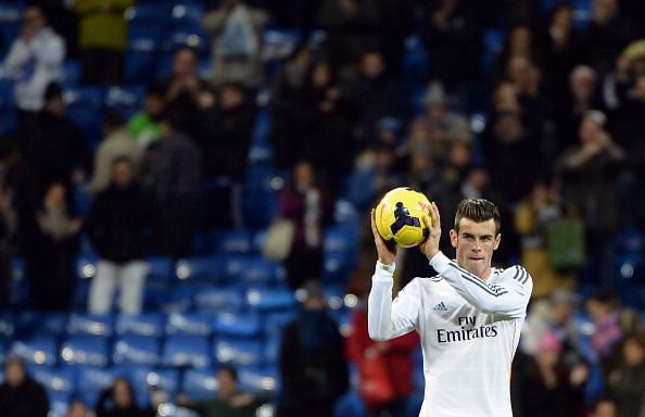 Bale&#039;s first match ball in Real Madrid colors