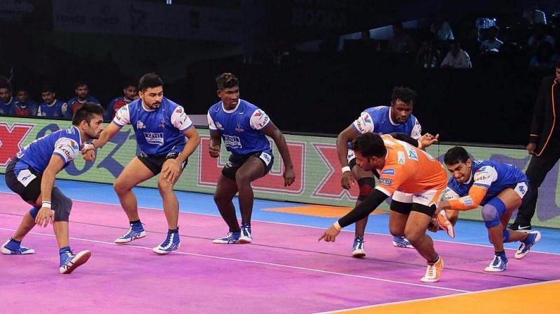 Surender Nada (extreme right) while attempting an ankle hold.