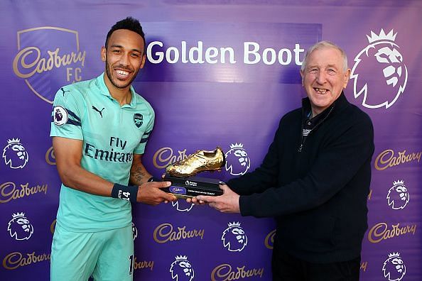 Pierre-Emerick Aubameyang (l) receives his golden boot last season
