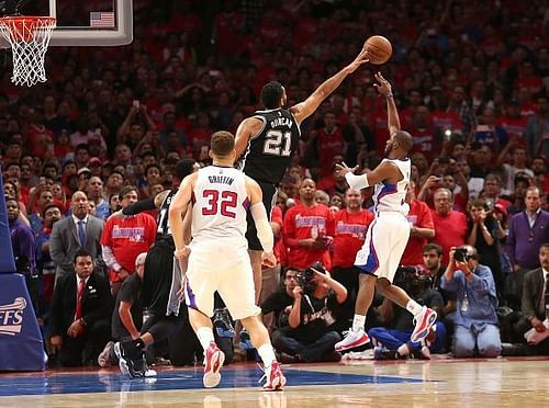 Tim Duncan attempts a block