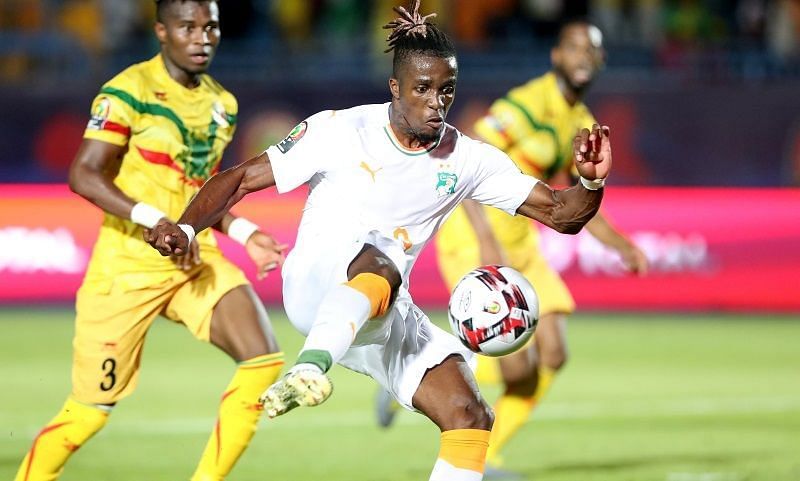 Wilfried Zaha puts the ball beyond the Malian goalie