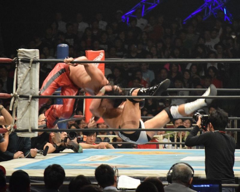 Karl Anderson hitting the Gun Stun on Shinsuke Nakamura