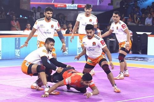 Puneri Paltan defensive unit did well to keep the raiders at bay