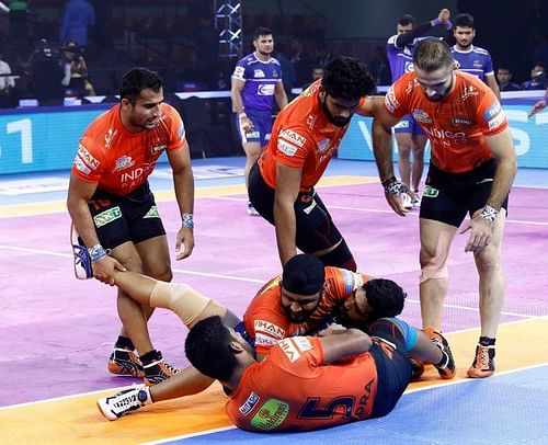 Vikas Kandola in the clutches of U Mumba's defenders