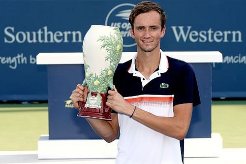 Medvedev celebrates his first Masters 1000 title at 2019 Cincinnati