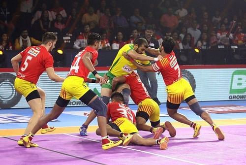 A newly-dressed Tamil Thalaivas defeated home team Gujarat Fortune Giants in the heated battle