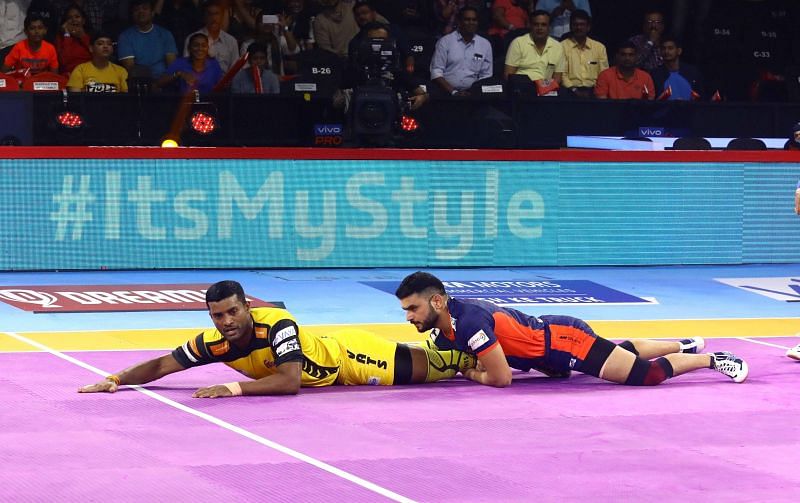 A heated battle between Telugu Titans and Bengal Warriors ended on a tie
