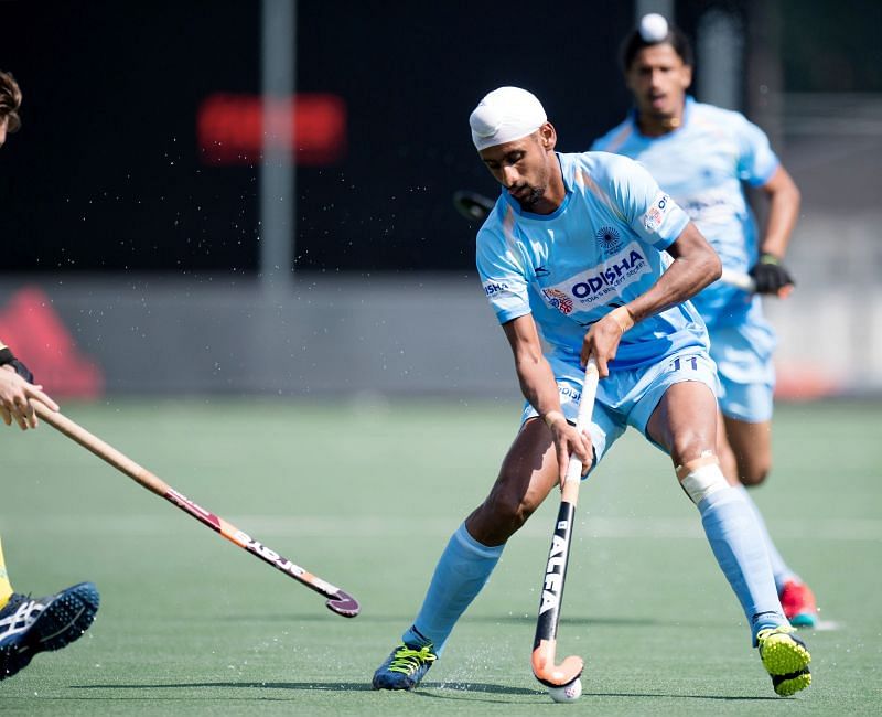 Mandeep Singh vies for the ball
