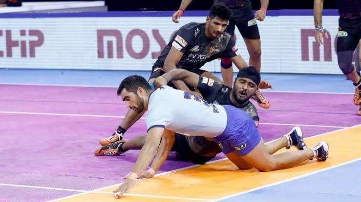 The Chennai leg did not end well for the Tamil Thalaivas Saurabh Nandal (Holding the ankles of the raider)