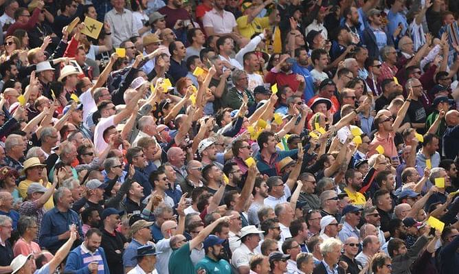 Ashes 2019: इंग्लैंड के फैंस ने डेविड वॉर्नर, स्टीव स्मिथ और कैमरन बैनक्रोफ्ट को सैंडपेपर दिखाया