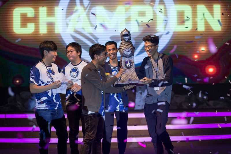 Team Reckoning receiving their trophy (Image courtesy: Thet Ko Aung @Artcircle Photography)