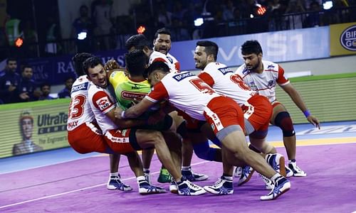 Haryana Steelers' players tackle a raider of Patna Pirates