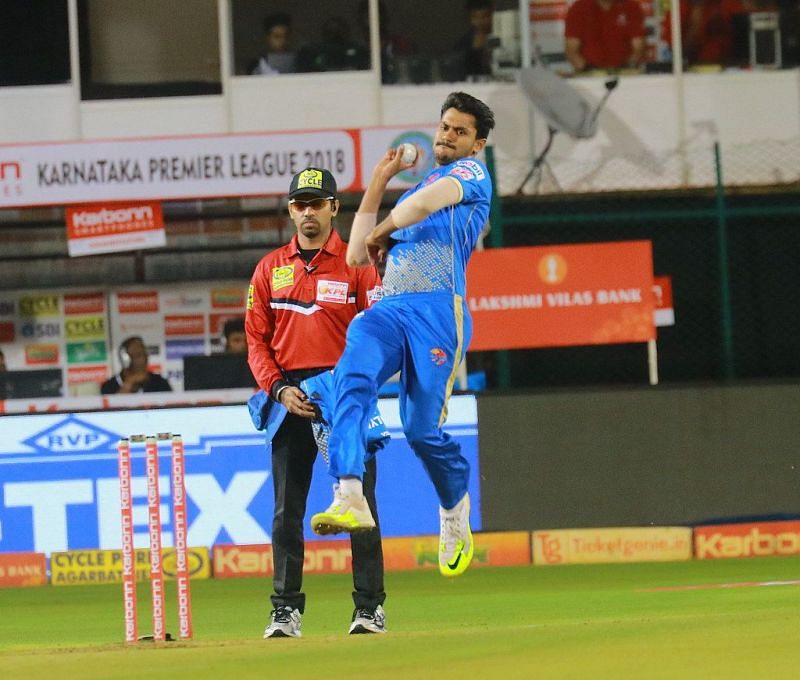 V Koushik in action for the Bengaluru Blasters during KPL 2018