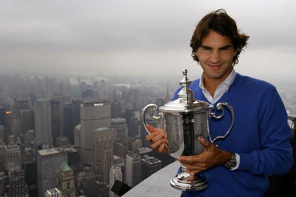 Federer poses with his 5th US Open trophy in 2008