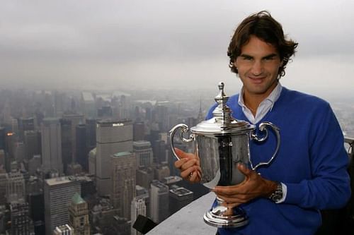 Federer poses with his 5th US Open trophy in 2008