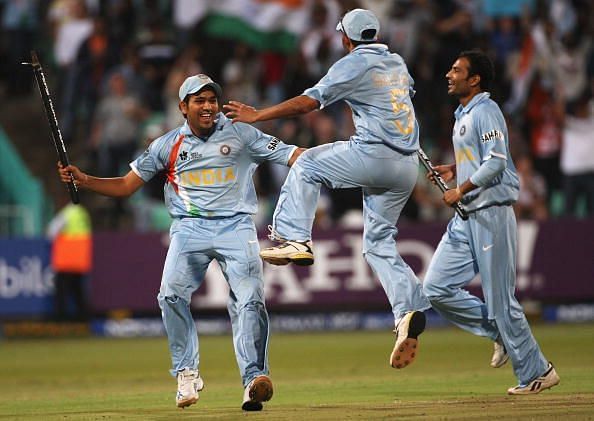 Joginder Sharma (R), the man of the moment in the 2007 World T20 semifinal