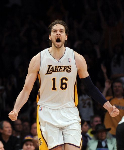 Pau in one of the Lakers' playoff games vs the Dallas Mavericks