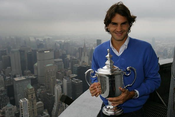 Federer poses with his 5th (consecutive) US Open title in 2008